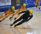 Три фигуристы в скоростном беге на коньках гонка
